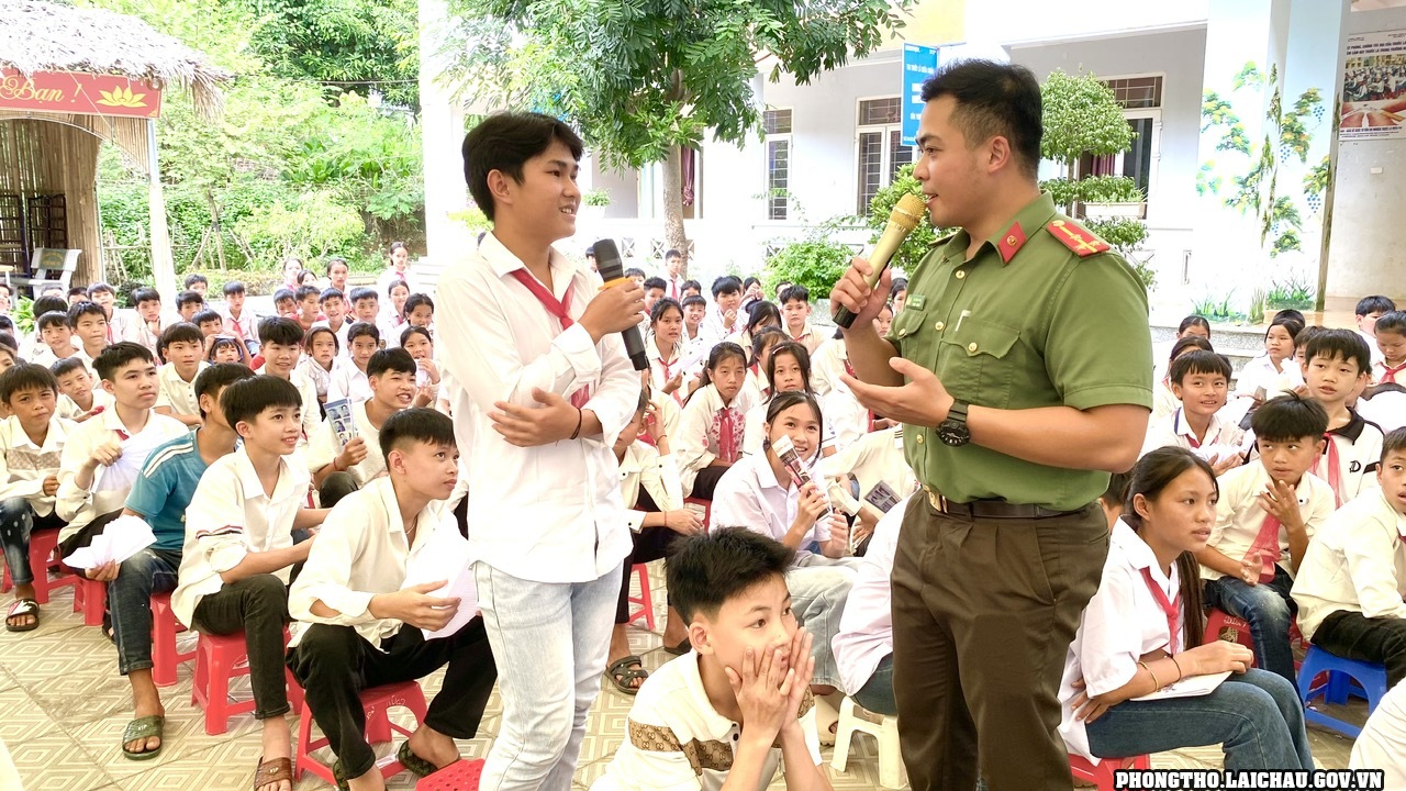 Các em học sinh trả lời câu hỏi về an toàn trên không gian mạng