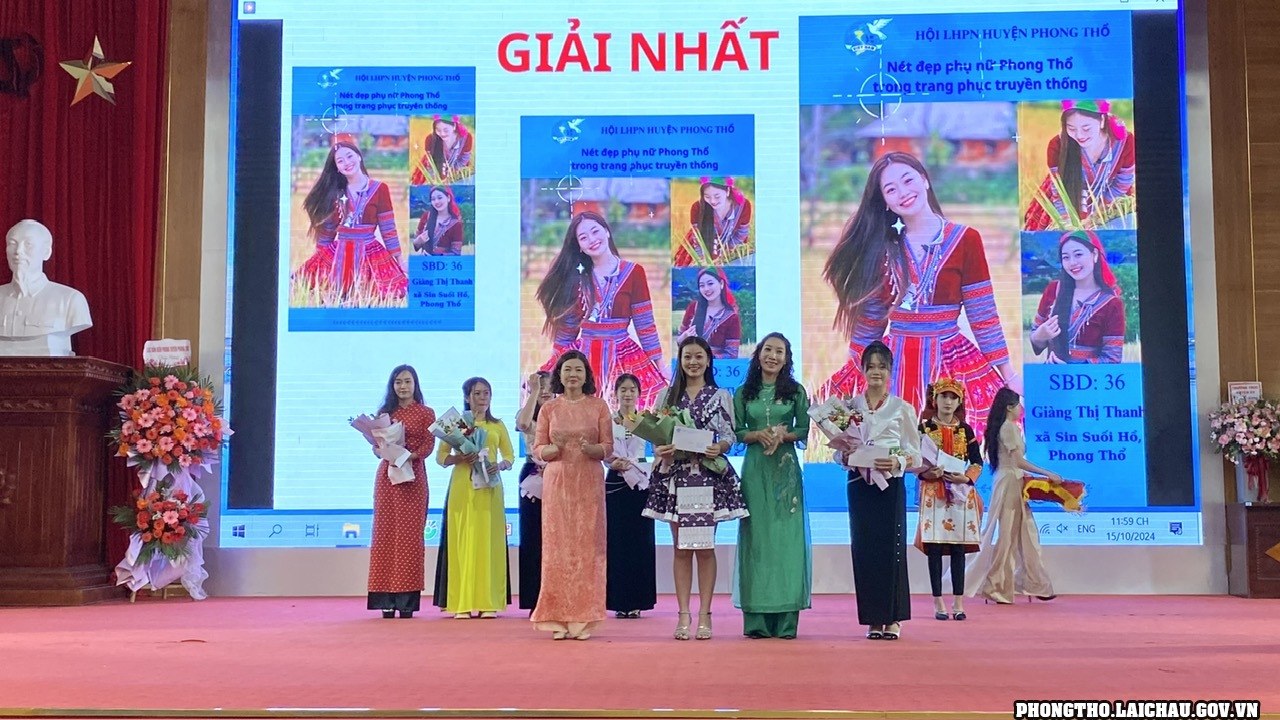 lnh o hi lhpn huyn trao gii cho cc th sinh t gii ti cuc thi nh nt p ph n phong th trong trang phc truyn thng cc dn tc