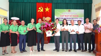 Tặng hoa chúc mừng Ngày truyền thống các Hội Nông dân, Thanh niên và Phụ nữ